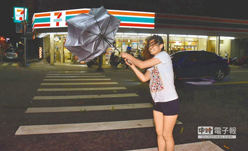 台风登陆台东风速破表把大楼吹得“像地震”
