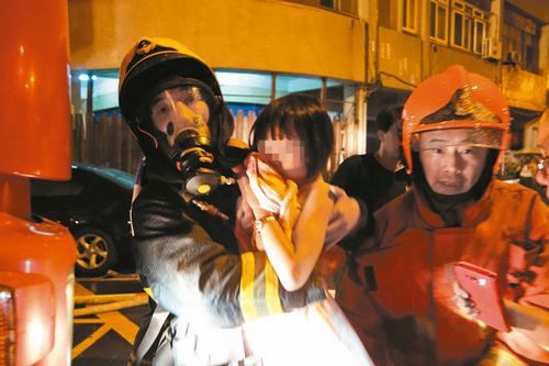 高雄凤山大楼突发火灾120人仓皇逃出17人送医