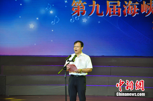 张实荐 摄图为歌手周澎演唱歌曲《美丽中国走起来》.