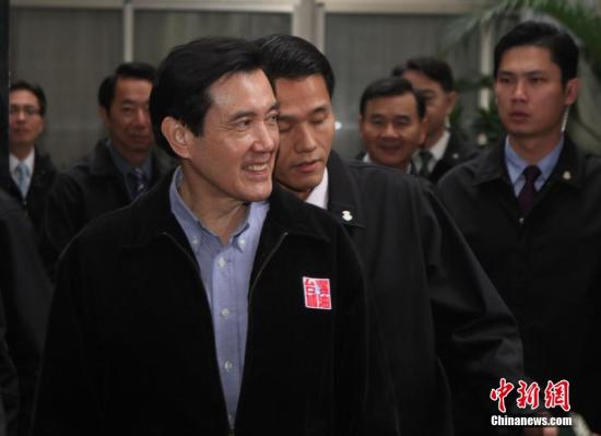 马英九体验高雄轻轨沿路粉丝大喊“加油”