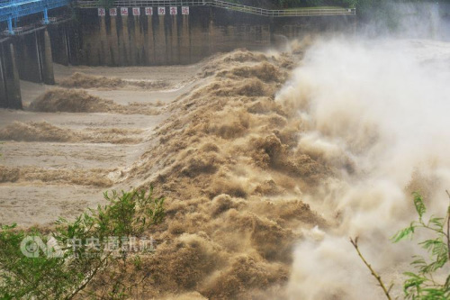 台风“鲇鱼”登陆花莲台湾北部及东半部风强雨大