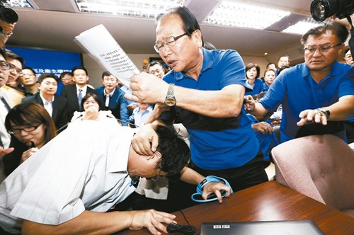 蓝营绿营掀“一例一休”攻防战民进党守夜欲突袭