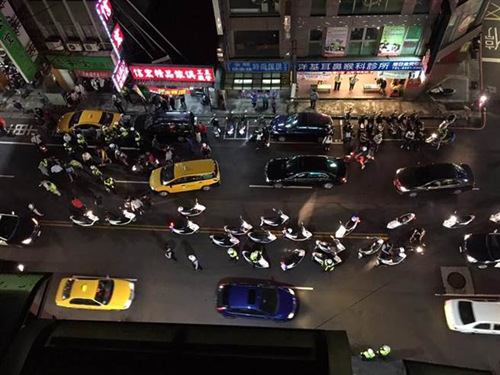台湾新北街头发生百人打群架事件警方制止反被打