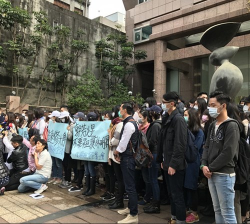 复兴航空员工赴“劳动部”抗议要求管理公司信托账户
