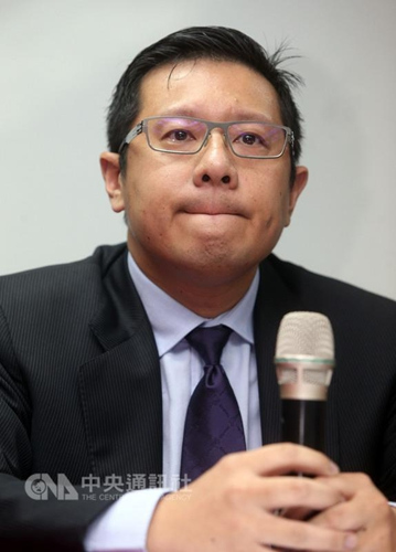 高层涉内线交易?复兴航空董事长林明升被检方带走