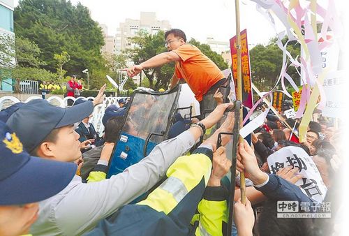 国民党党工抗议台当局追杀当局寄送涉党产处分书