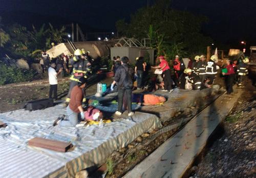 快讯：台湾普悠玛列车出轨翻覆事故致17死30余伤