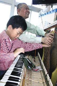 台南盲人调音师修琴走天涯勉励儿童坚强奋斗