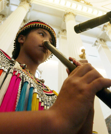 图台少数民族图志展开幕鼻子吹笛令人称奇