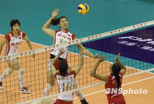���Ծٱ������������鱻����ǿ��Ů�񡱣�ͼ����2��