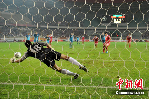 世界杯预选赛中国男足2比1逆转击败新加坡队
