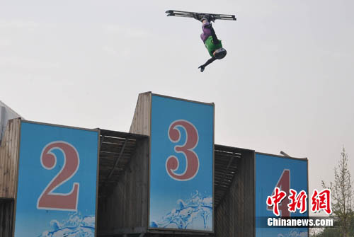�й�������������ʽ��ѩ���м����ļ�ˮ����
