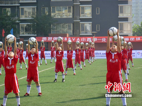 �й�����ͯ�Ӿ���սУ԰��������Ӯ��Ļս��ʤ