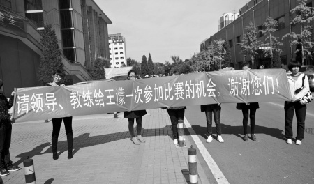 ���Ծٺ��Ϊ��������ƽ���쵼�����ٸ�һ�λ���