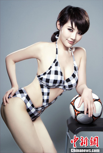 ����У����Ե����Ȼ����춬��Ц��չ������ͼ��