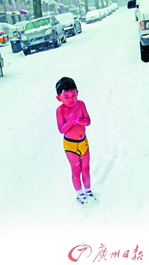 4岁男童-13℃雪地裸跑网民热议“鹰爸”严酷教育