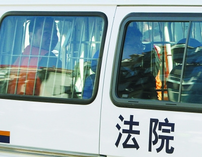 陆俊宣判后“悲喜两重天”儿子当庭做出诡异手势