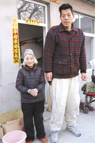 姚明前队友重伤丧失行走能力贫困靠母亲喂养(图)