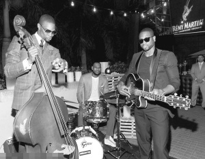 �Ȼ�����ͷ���ֶ������ʵ۴��Τ�µ�������ͼ��