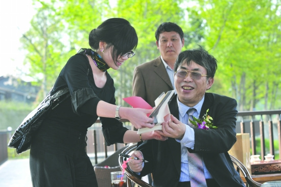 聂卫平下棋之余为美女签名不知书是自己写(图)