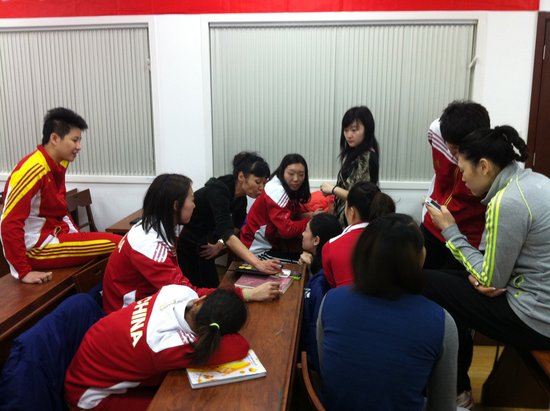 中国女排进行素质教育讲座香港化妆师授课(图)