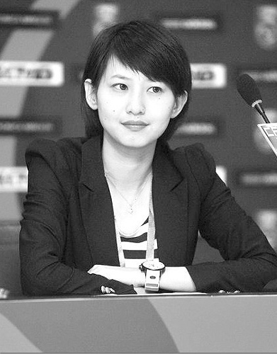 U22比赛美女新闻官抢镜雀斑美女一夜走红(图)