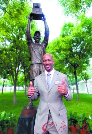 马布里铜像五棵松揭幕获CBA外籍球员最高荣誉