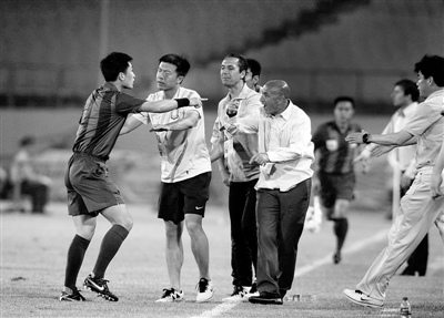国安主场1:0胜阿尔滨王晓龙进球拼抢腿抽筋(图)