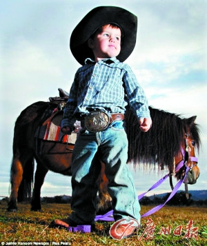 两岁男童玩赛马引发轰动系家族第七代骑手(图)