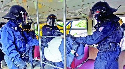欧洲杯东道主安保严警犬专咬足球流氓下体(图)