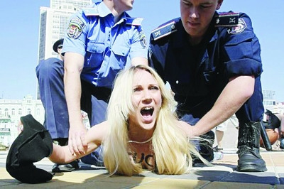 费曼侵袭决赛场地抗议多名裸女被警方逮捕(图)
