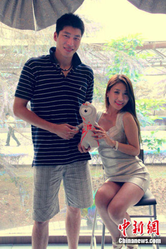 孙敬媛与男排队长沈琼奥运写真秀性感身形图5