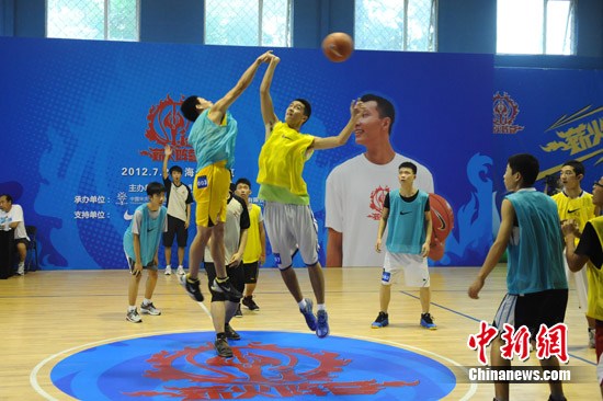 “薪火阵营”海选对抗赛精彩纷呈易建联发来祝福