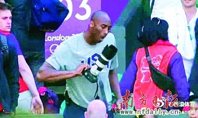科比拍照不开镜头盖古怪表情受网友追捧(图)
