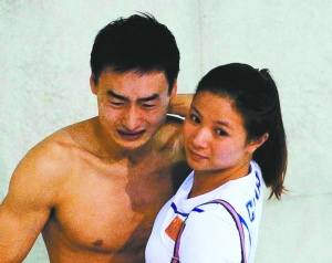 秦凯金牌旁落抱何姿飙泪女方不正面回应称非情侣