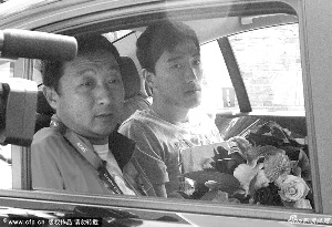刘翔动手术翔爸紧张不敢看兼治老伤手术时间延长