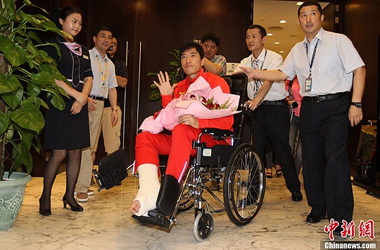 刘翔右脚缠厚绷带返沪能否参加全运会仍不确定