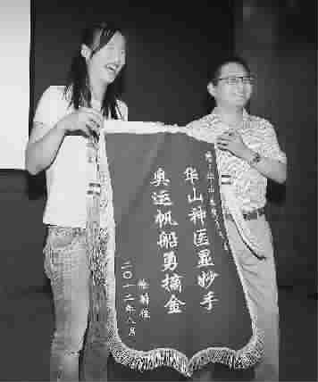 徐莉佳返医院感谢医疗团队金牌挂在医生脖子上