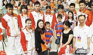 伏明霞看奥运冠军跳水激动赞美:跳得很好!(图)
