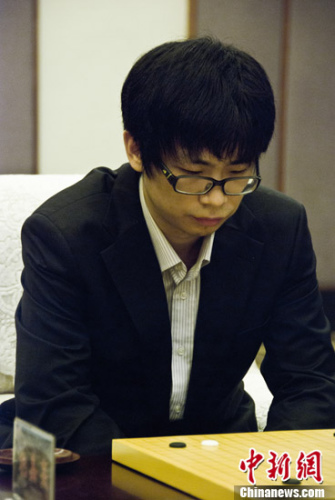 烂柯杯中国围棋冠军赛落子孟泰龄获个人首冠