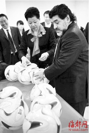 外媒曝马拉多纳北京秀水街买假货安静听女友砍价