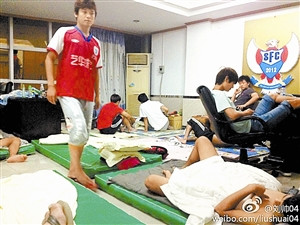 深圳中乙队遭欠薪拼凑11人出征教练凑钱买机票