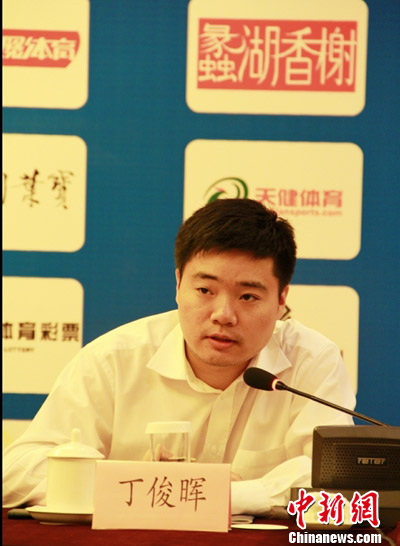 丁俊晖笑称变胖因脑袋大坦言不练球就做纯宅男