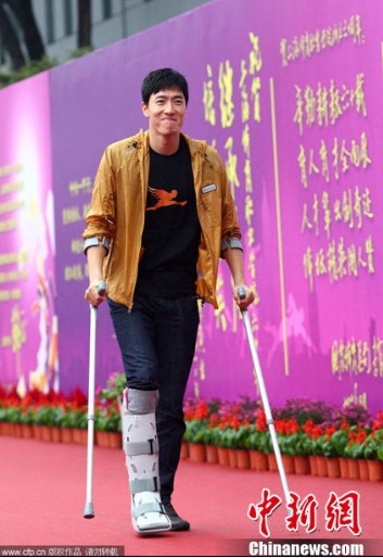 伦敦奥运后刘翔首亮相上海母校建“明翔”雕塑