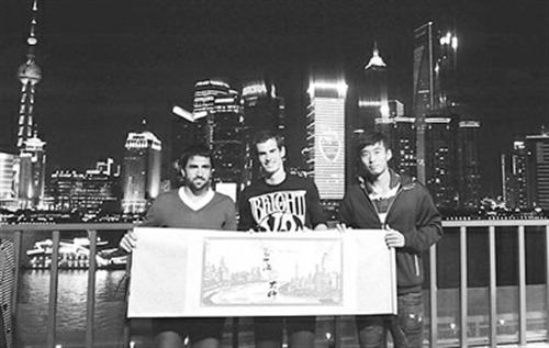 德约携中网头衔亮相上海黄浦江畔帅气留影(图)