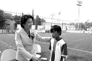薛立:目睹校园足球进步成长避免功利主义渗透