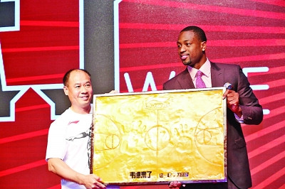 韦德签中国品牌激动飙泪卖萌大秀街球球技(图)