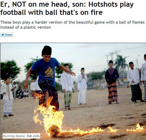 印尼校园赤脚踢火球练胆比赛梅西C罗谁敢上(图)