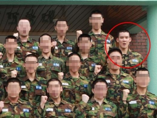 网曝朴泰桓军装照清新短发造型威风凛凛(图)