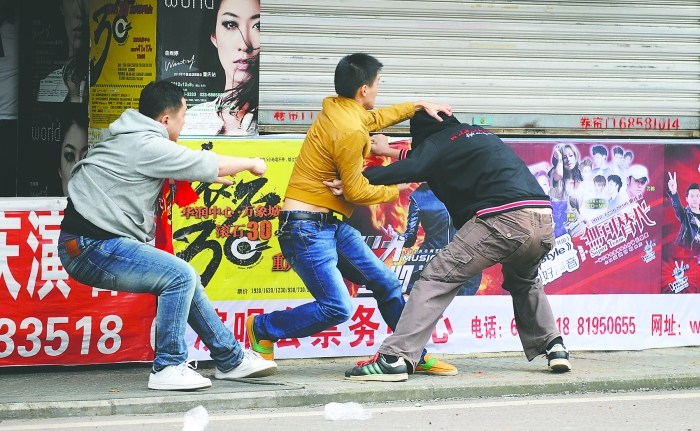 成都球迷重庆遇袭遭肮脏谩骂突围靠警车(图)